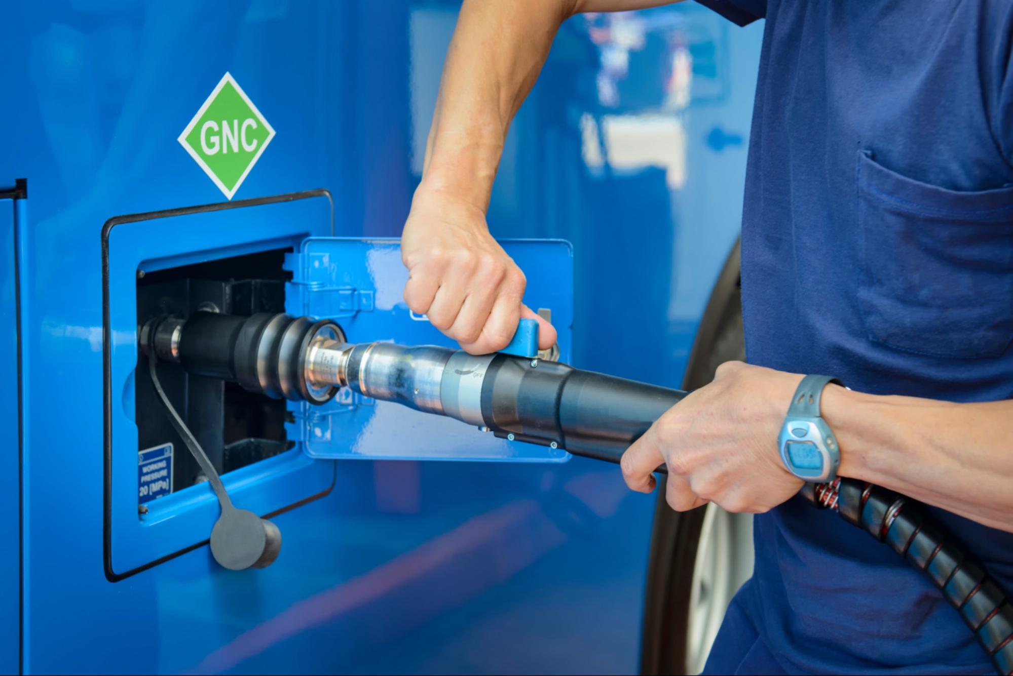 Ravitaillement d'un véhicule au gaz naturel comprimé (GNC) à l'aide d'un pistolet de remplissage.